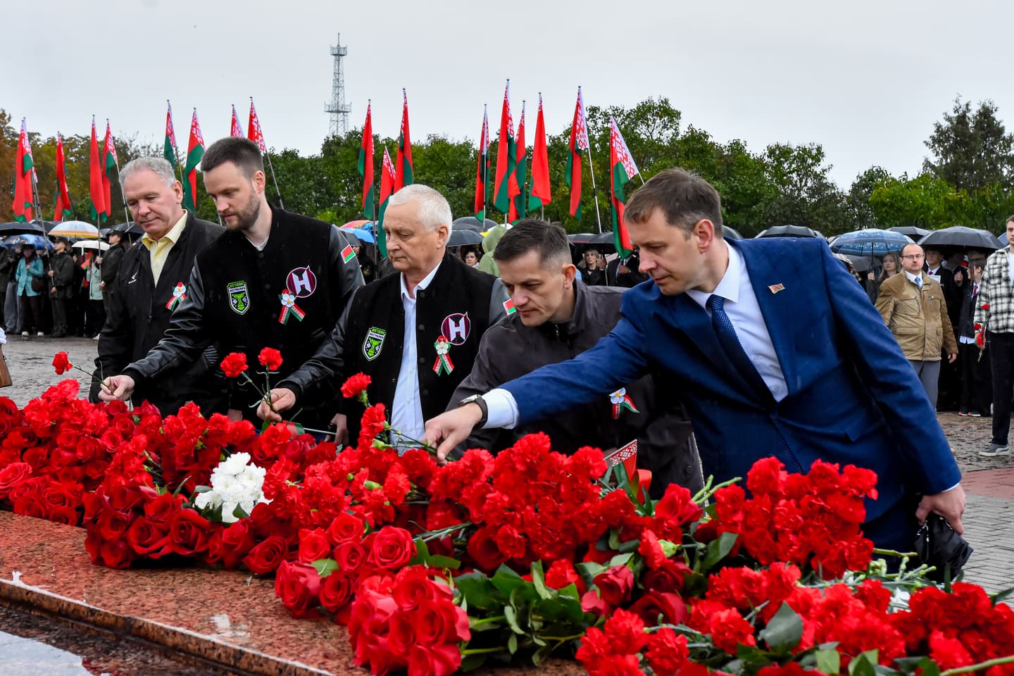 "В единстве — наша сила". Руководство Хоккейного клуба "Неман" и начальники команд почтили память героев