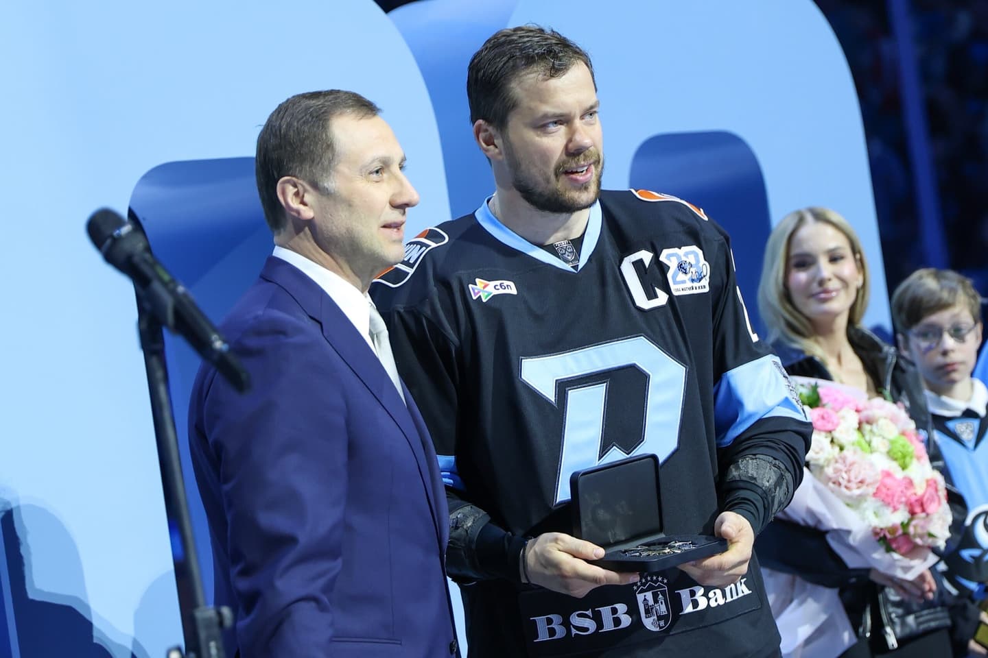 Андрей Стась получил памятную медаль за 1000 матчей в КХЛ