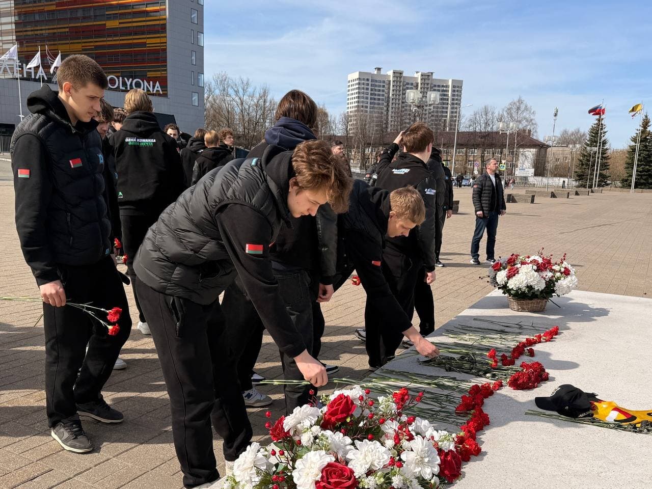 Тренерский штаб и хоккеисты «Динамо-Шинника» почтили память погибшей команды «Локомотив»