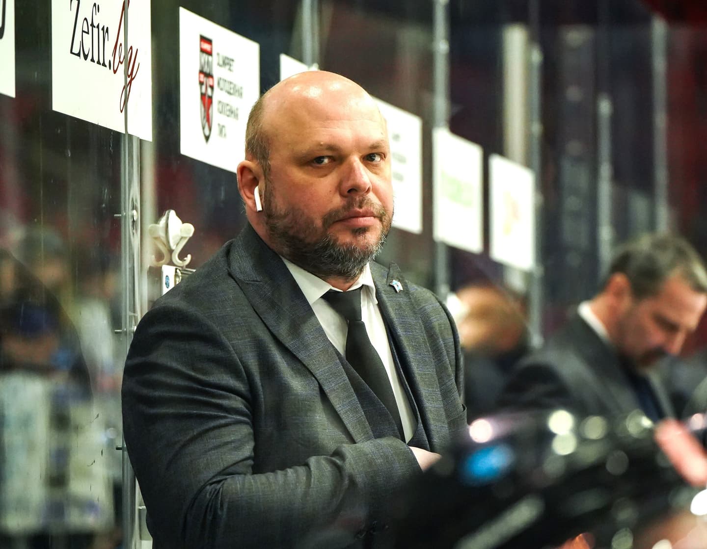 Евгений Летов: давно было видно, что Надар Фролов горит желанием забросить, но все никак шайба не залетала. Да, у него ранее отменили один гол – молодец, рады за него