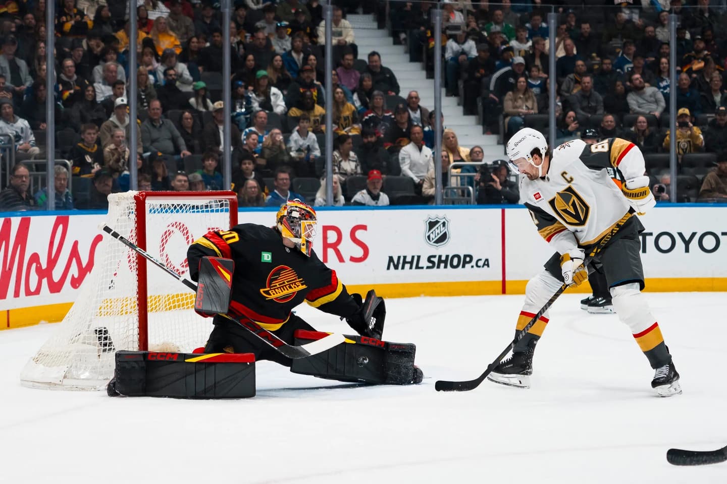 «Ванкувер» уступил «Вегасу». Никита Толопило сделал 26 сейвов и признан второй звездой матча