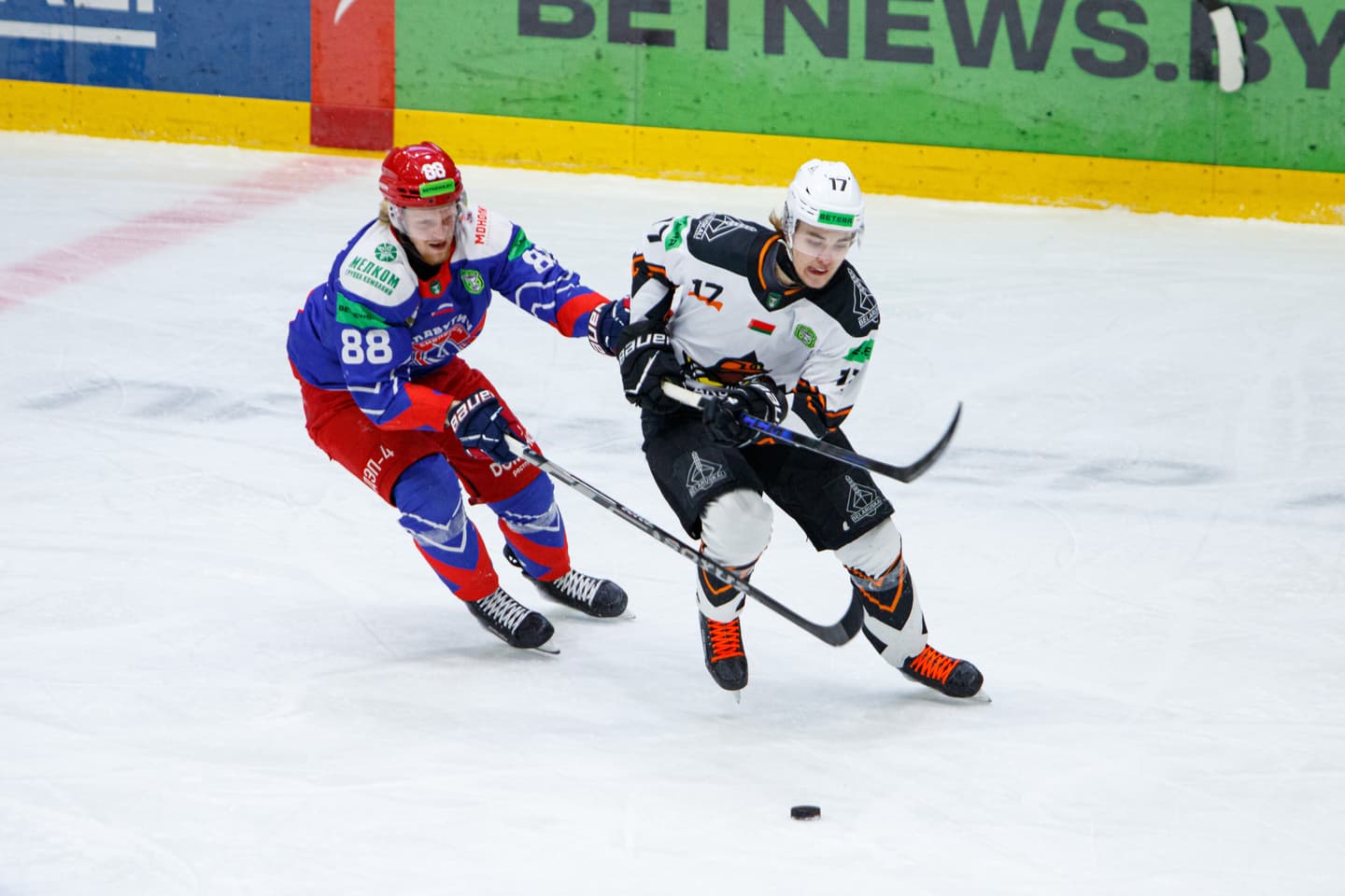 «Славутич» забросил трижды за 6 минут в конце третьего периода, совершил камбэк с 0:2 и вышел вперед в серии с «Шахтером» в полуфинале Кубка Президента