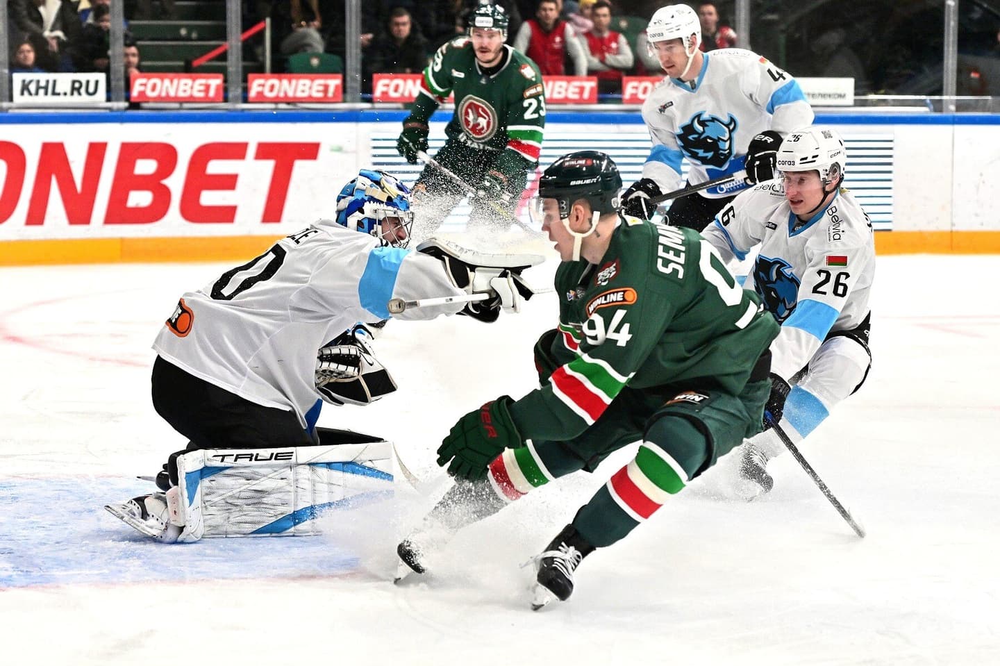 Автор самого быстрого гола в плей-офф, Квартальнов и Шипачев – против бывшего клуба, два белоруса в составе и другие любопытные моменты в дуэли минского «Динамо» и «Ак Барса»