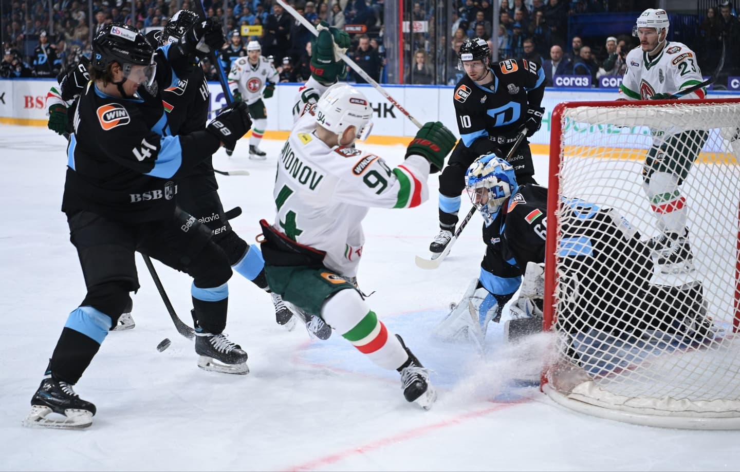 Минское «Динамо» дважды отыграло 2 шайбы и вышло вперед за 70 секунд до конца 3-го периода, но уступило «Ак Барсу» в овертайме в 1000-м матче Андрея Стася