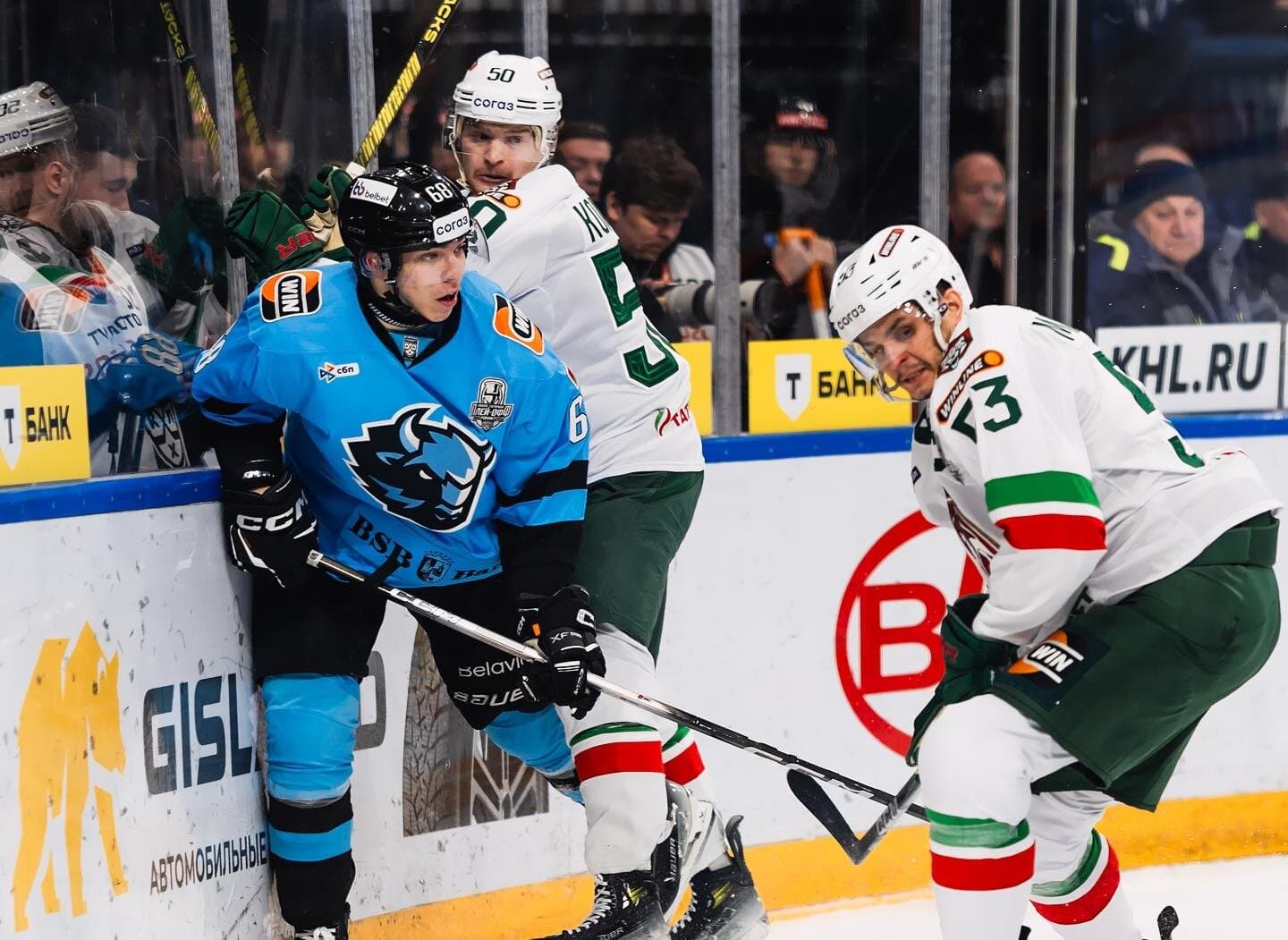 Даниил Сотишвили вернулся в состав, Воронин вместо Спунера, Брэди Лайл – седьмой защитник. Лайн-ап минского «Динамо» на второй матч с «Ак Барса» в 1/4 финала Кубка Гагарина