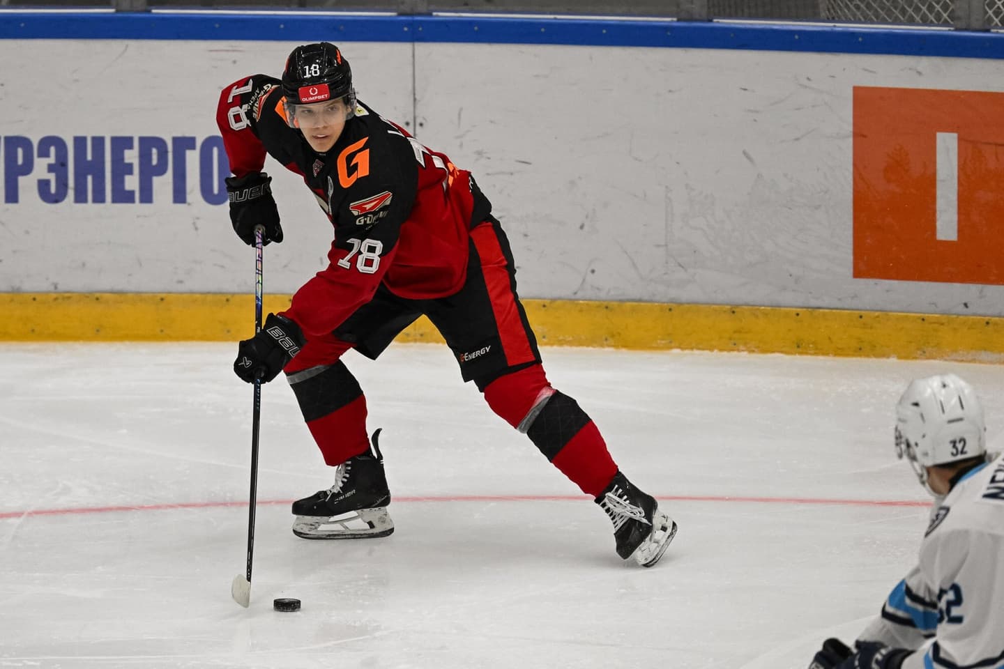 «Омские ястребы» вместе с Романом Ламаном и Степаном Степановым победили «Сибирских снайперов» и пробились в ¼ финала плей-офф МХЛ