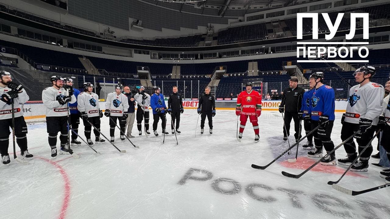 «Да я готов здесь ночевать, лишь бы вы играли». Александр Лукашенко побывал на тренировке минского «Динамо»