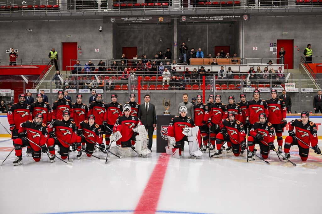 Белорусы Степан Степанов и Роман Ламан получили Кубок победителя Золотого дивизиона Востока в составе «Омских ястребов»