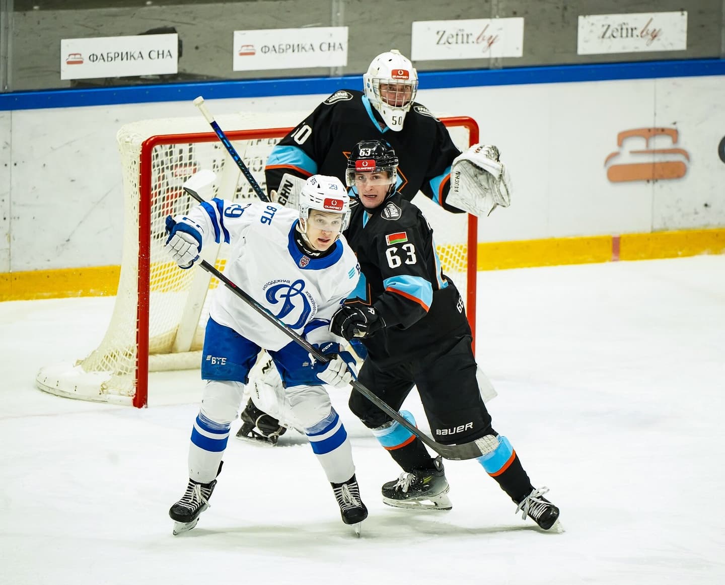 «Динамо-Шинник» одержал вторую победу над московскими динамовцами и вышел вперед в серии 1/8 финала Кубка Харламова, Евгений Прохоров оформил шатаут